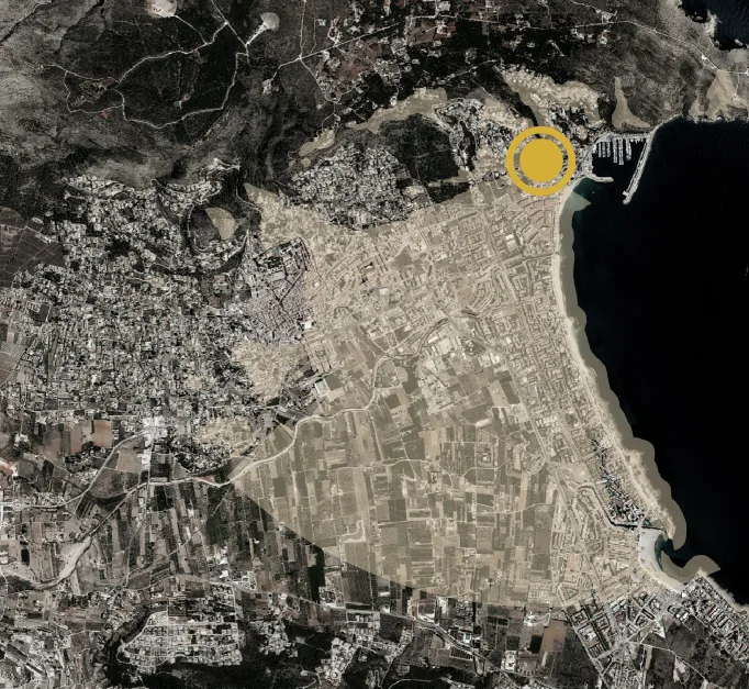 Cuenca visual sobre una ortofoto de Xàbia: desde un punto marcado junto al puerto, la zona visible del llano y de la bahía aparece iluminada y el resto en oscuro