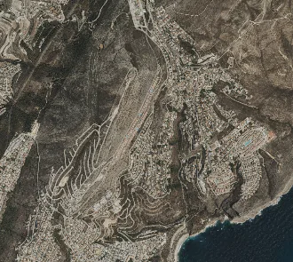 Ortofoto de la gran superficie estudiada, una ladera junto al mar con urbanizaciones y pinar