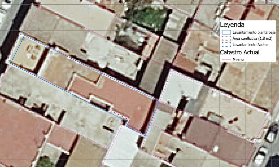 La misma parcela sobre la ortofoto actual, con el levantamiento, el parcelario catastral vigente y el área conflictiva