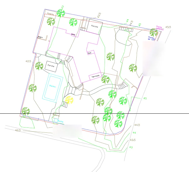Plano topográfico de una parcela con vivienda, dos porches, terraza, piscina, caseta, ducha, escaleras, arbolado, postes eléctrico y de teléfono y curvas de nivel cada medio metro