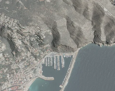 Relieve sombreado de la zona del puerto de Xàbia y la ladera, con el sol en una primera posición