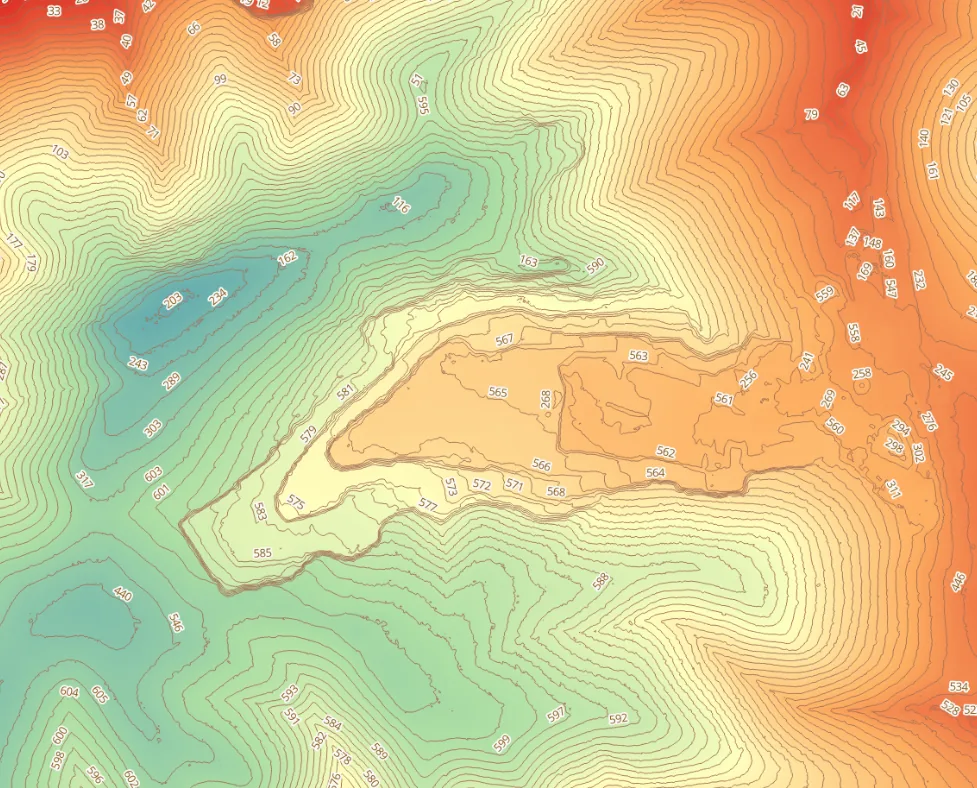 Modelo digital del terreno de la explotación en colores con curvas de nivel acotadas