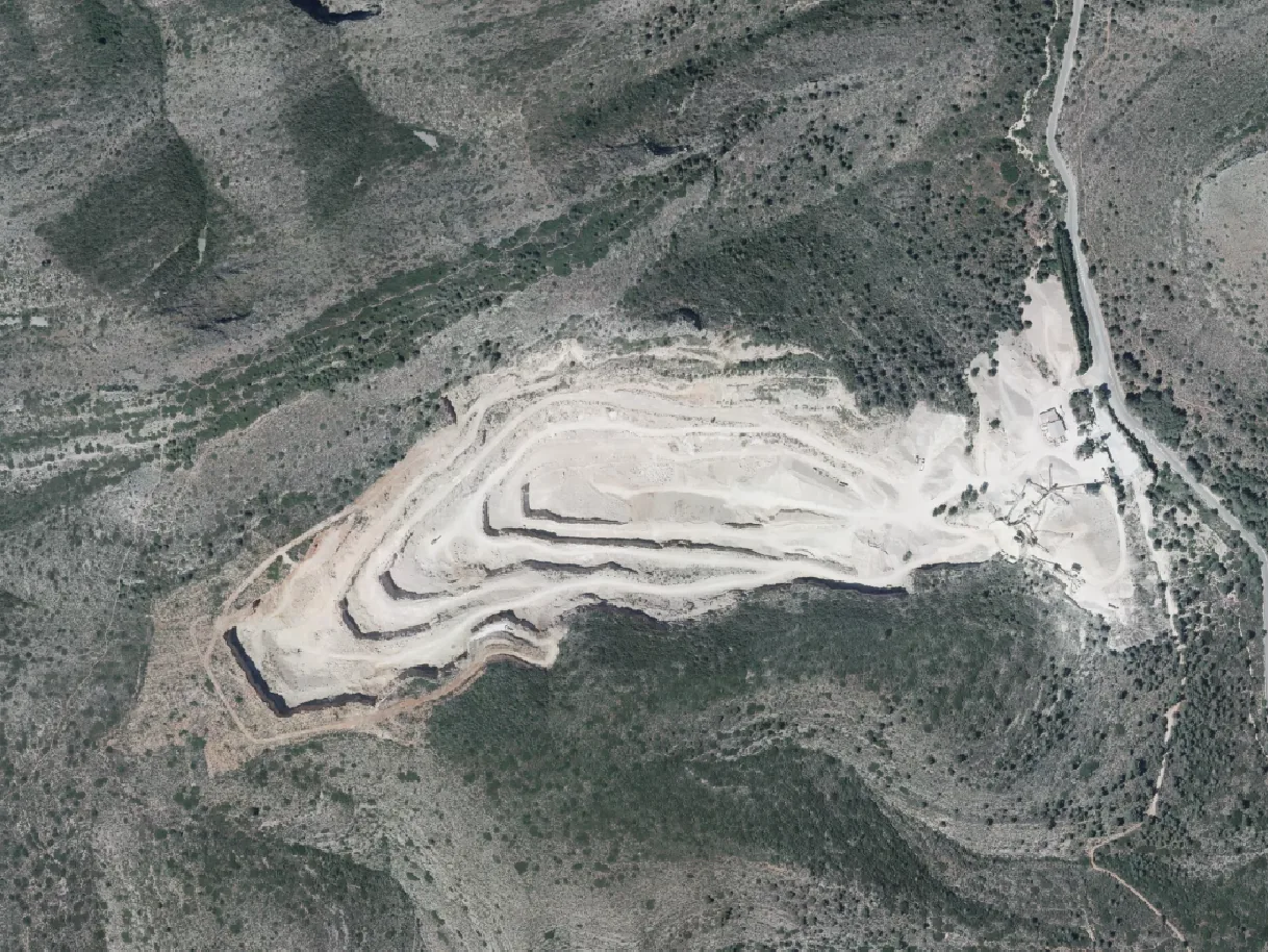 Ortofoto de la misma explotación en otra fecha, con los bancos de excavación escalonados y las instalaciones junto a la carretera
