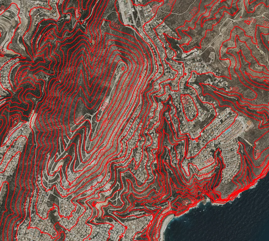 Curvas de nivel en rojo superpuestas a la ortofoto de la ladera, muy juntas en las zonas de más pendiente