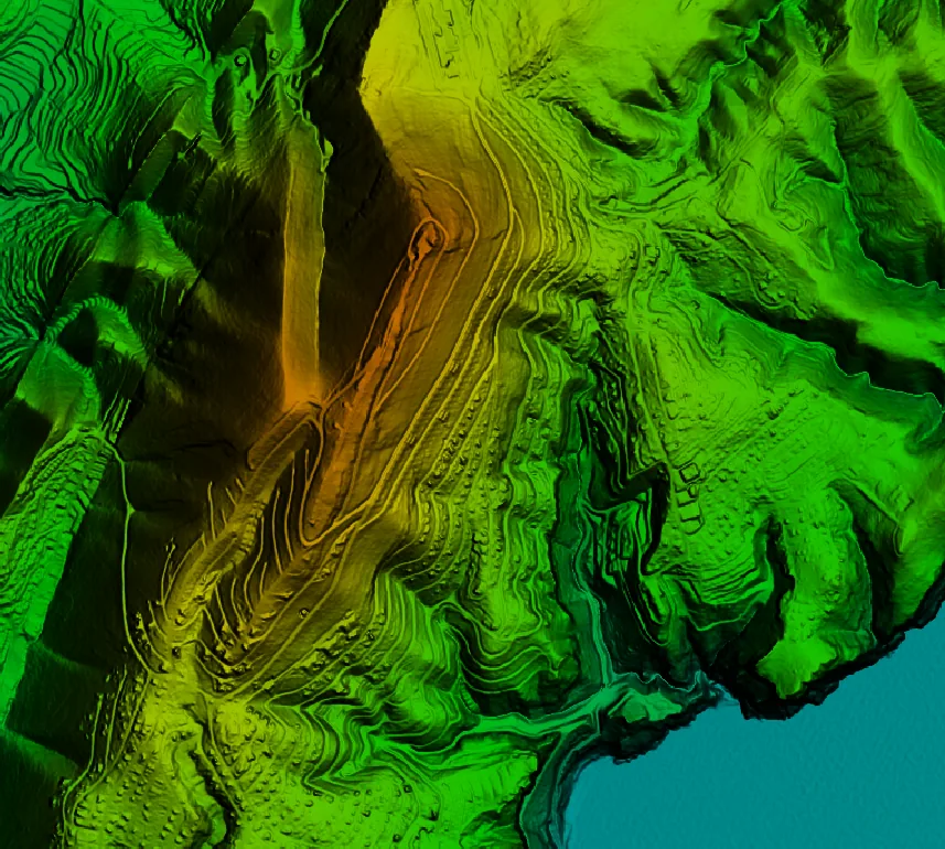 Modelo digital de elevaciones de la misma ladera en colores de verde a naranja según la altura, con el relieve sombreado y los bancales visibles