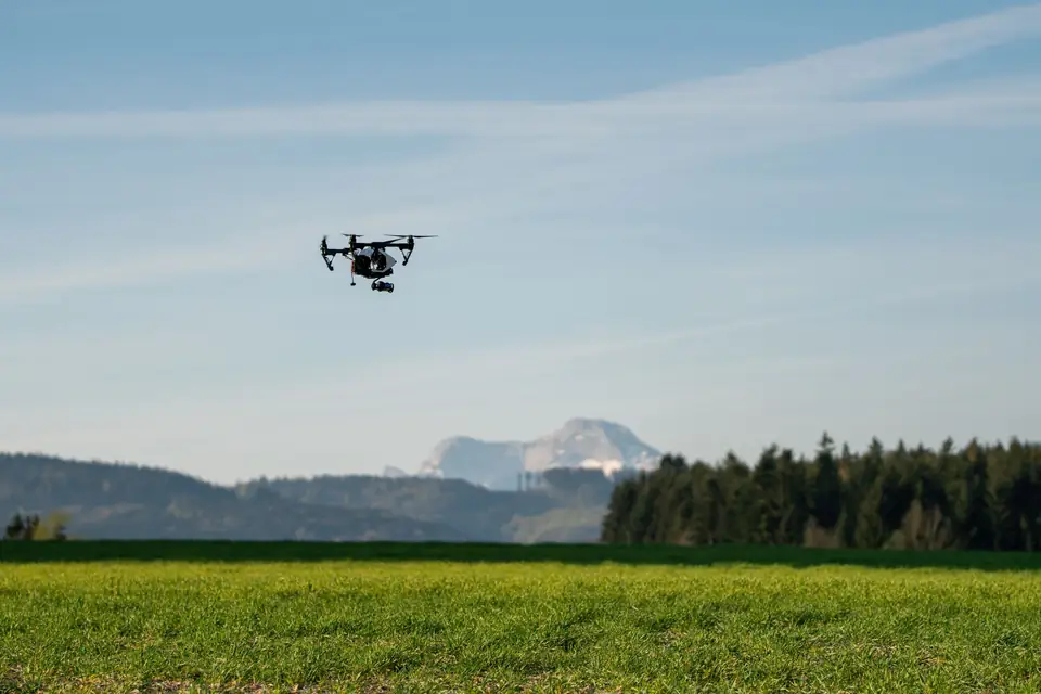 Dron en vuelo sobre campos de cultivo