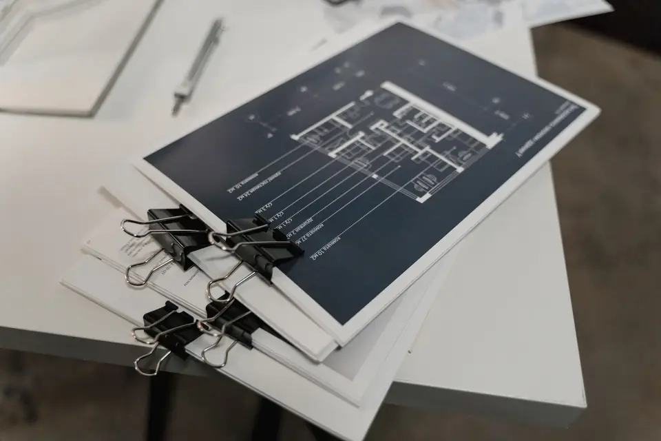 Planos de parcelas y documentación sobre una mesa