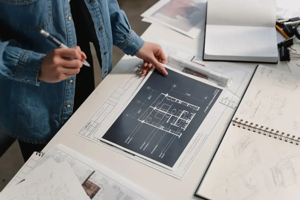 Técnico revisando planos sobre una mesa