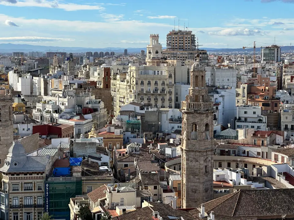 Tejados del centro de Valencia con la torre de Santa Catalina